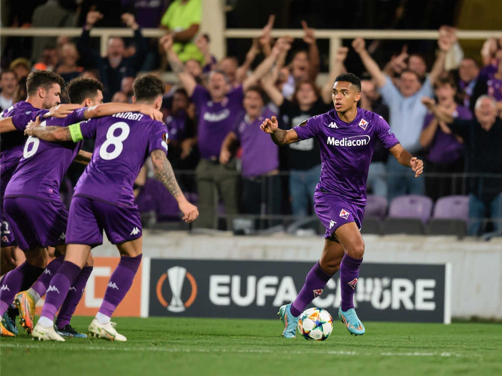 起到了举足 起到了举足